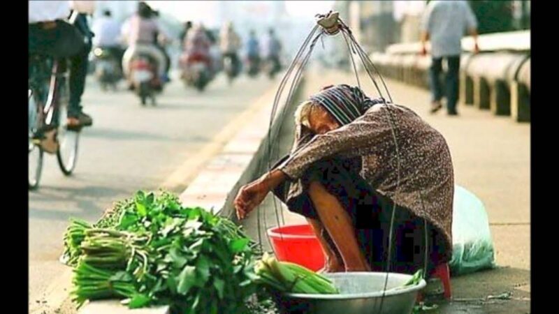 ảnh người mẹ già bán hàng rong