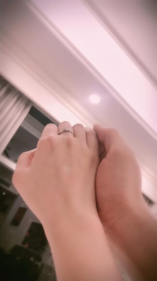 ảnh người yêu nắm tay khoe nhẫn