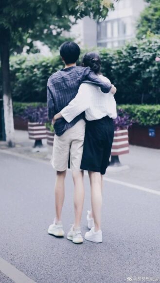 ảnh người yêu ôm nhau đi trên đường