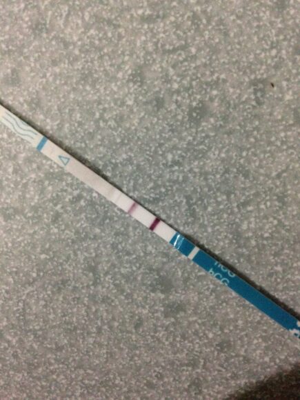 ảnh que thử thai 2 vạch để trên sàn