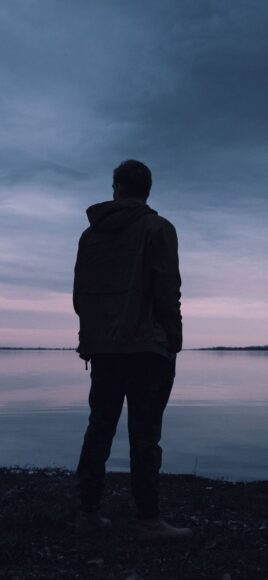 ảnh sad boy cô đơn trước biển