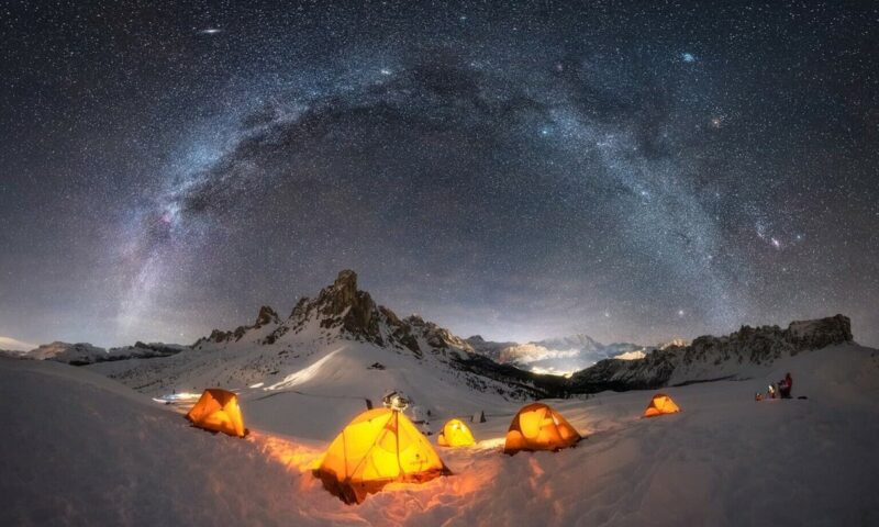 ảnh thiên hà và túp lều