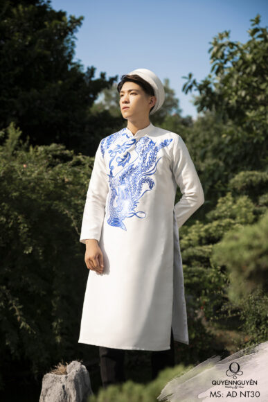 áo dài cách tân nam trắng hoa văn xanh