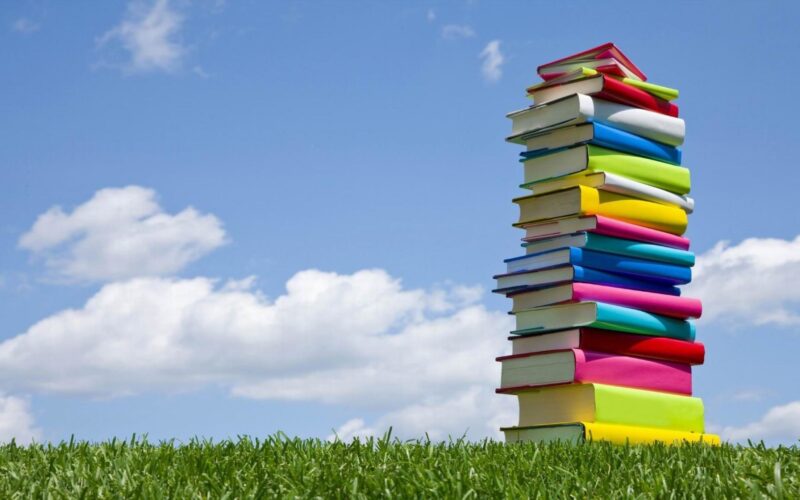 background sách và mây trời