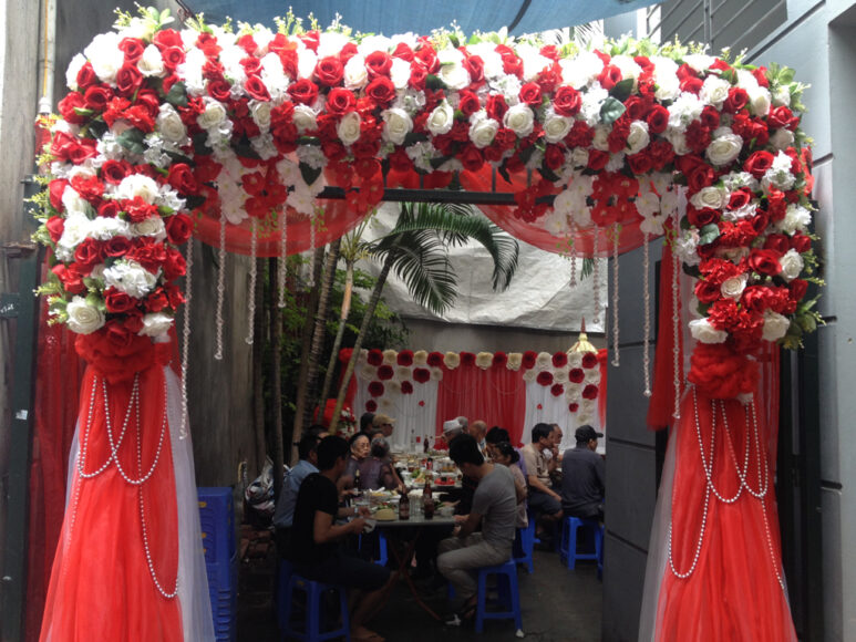 cổng hoa cưới đẹp hoa trắng đỏ