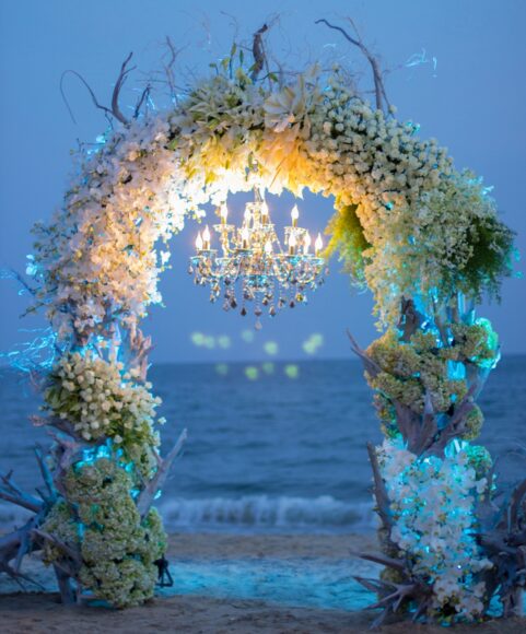cổng hoa cưới đẹp trên biển