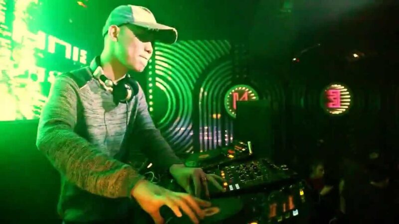 hình DJ phiêu cùng nhạc