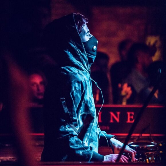 hình DJ trầm lặng