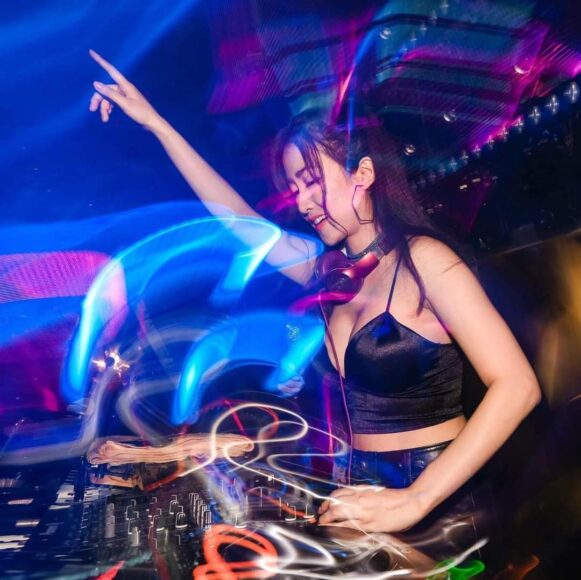 hình ảnh DJ mạnh mẽ