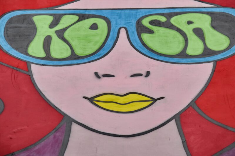 hình ảnh Graffiti cô gái đeo kính