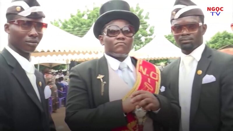 hình ảnh anh da đen hài hước khiêng quan tài