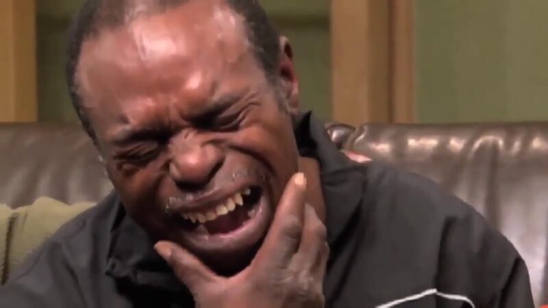 hình ảnh anh da đen vừa khóc vừa cười