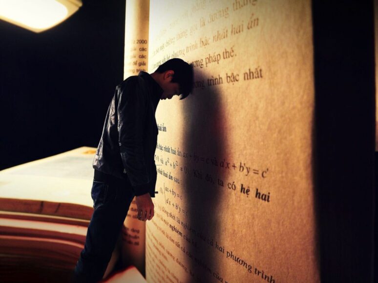 hình ảnh bất lực gục đầu vào tường