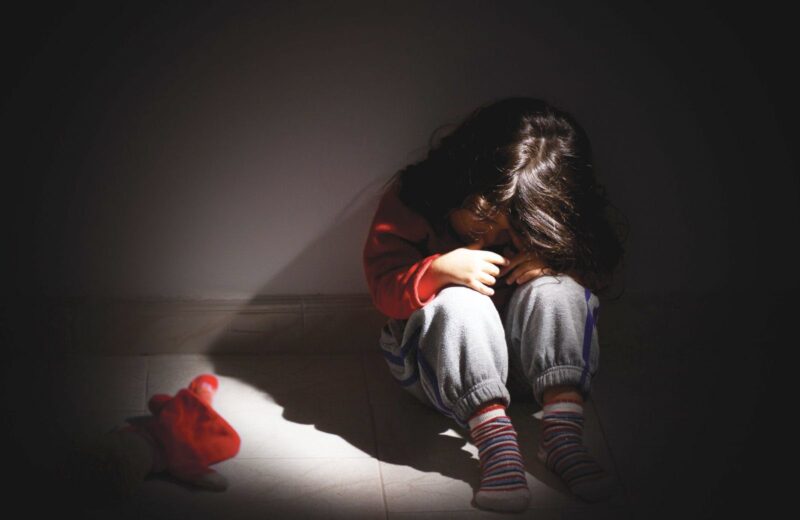 hình ảnh bất lực ôm đầu gối