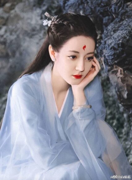 hình ảnh cổ trang Trung Quốc chống cằm suy nghĩ