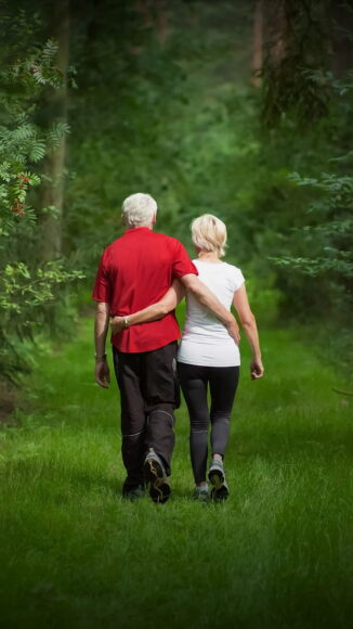 Hình ảnh đẹp về tình yêu tuổi già dìu nhau đi dạo