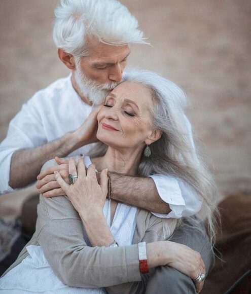 Hình ảnh đẹp về tình yêu tuổi già, ông hôn trán bà