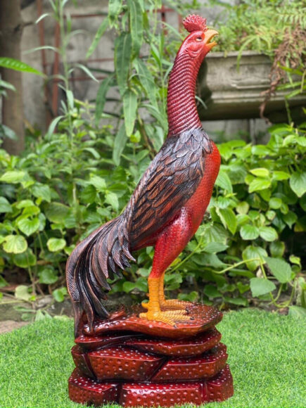 hình ảnh gà chọi tượng đúc bằng gỗ