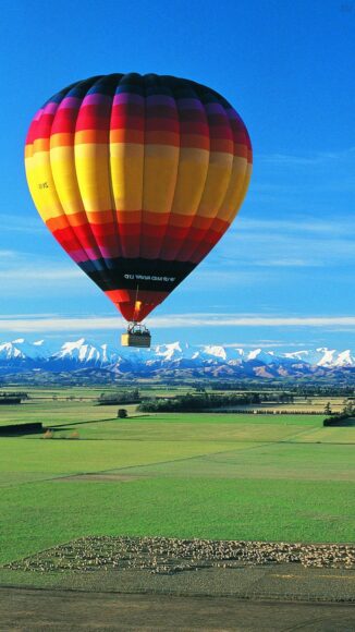 hình ảnh khinh khí cầu bên dưới là thảo nguyên