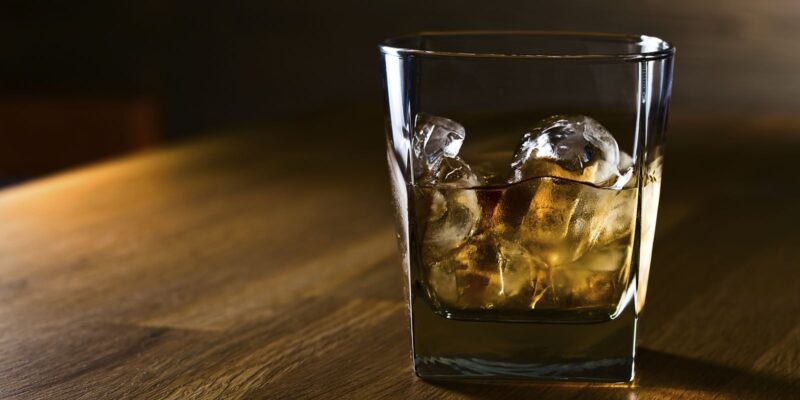 hình ảnh ly rượu buồn lặng lẽ