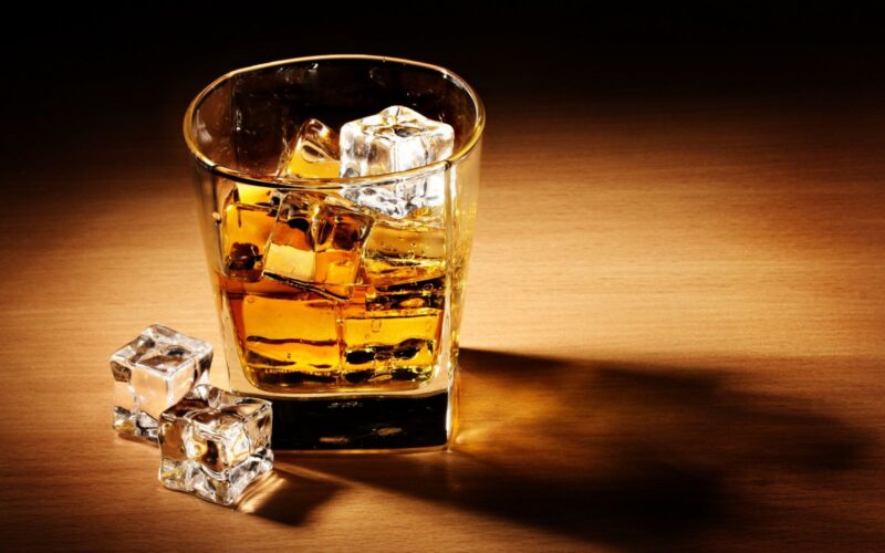 hình ảnh ly rượu buồn whisky