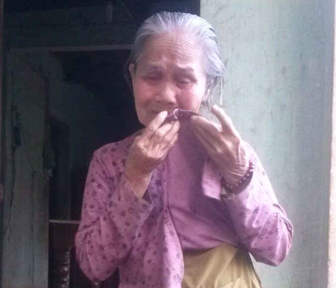 hình ảnh mẹ già khóc