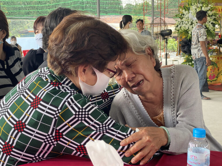 hình ảnh mẹ già xúc động