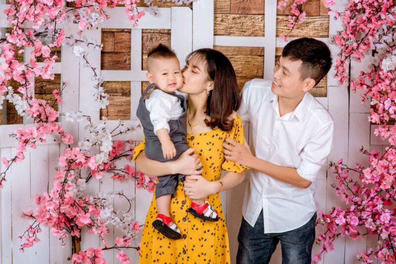 hình ảnh mẹ và bé bên hoa đào