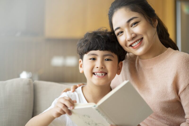 hình ảnh mẹ và bé đọc sách