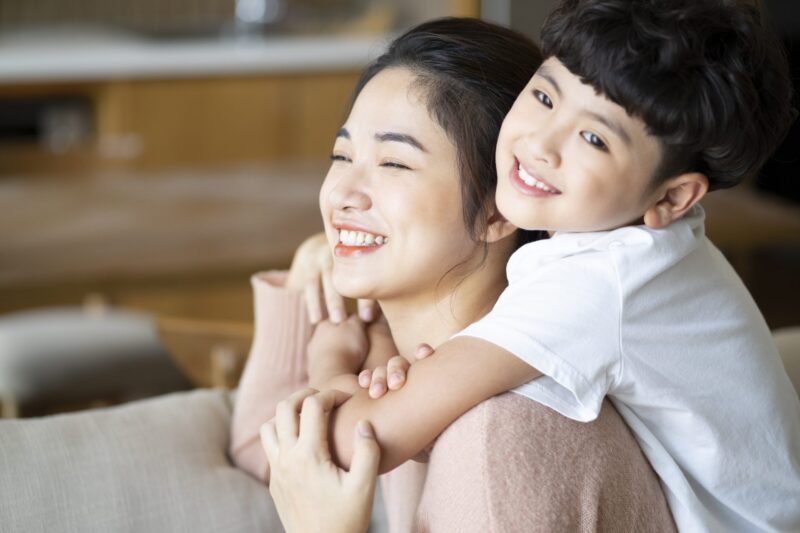 hình ảnh mẹ và bé trai