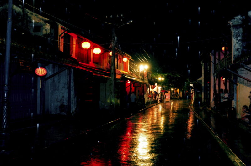 hình ảnh mưa đêm trên phố cổ
