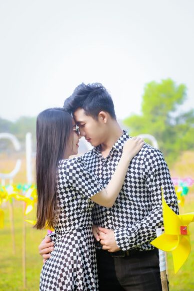 hình ảnh người yêu nhìn nhau đắm đuối