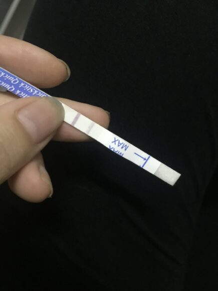 hình ảnh que thử thai 2 vạch 1 vạch đậm, 1 vạch mờ