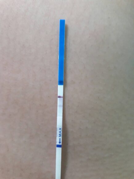 hình ảnh que thử thai 2 vạch để đứng