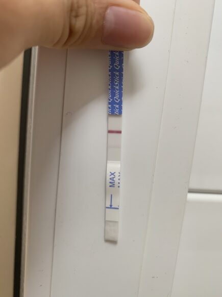 hình ảnh que thử thai 2 vạch để sát tường