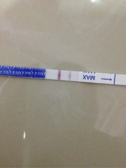 hình ảnh que thử thai 2 vạch để trên sàn gạch