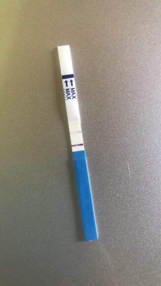 hình ảnh que thử thai 2 vạch nền xám