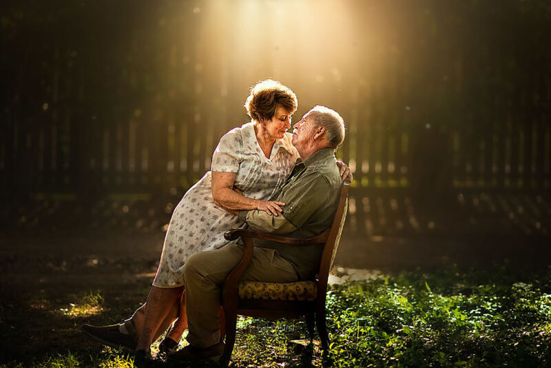 hình ảnh vợ chồng già lãng mạn