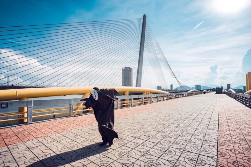 hình ảnh vô diện trên cầu