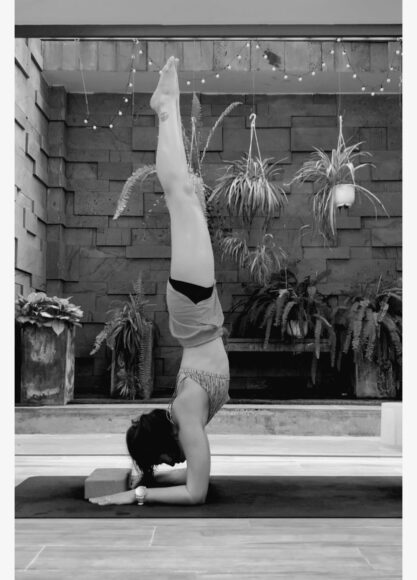 hình ảnh yoga trắng đen