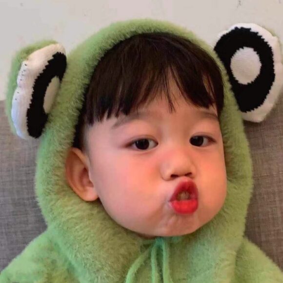 hình chu mỏ cậu bé mặc đồ ếch