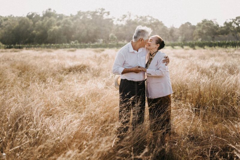 Hình đẹp về tình yêu tuổi già chụp ở đồng cỏ lau