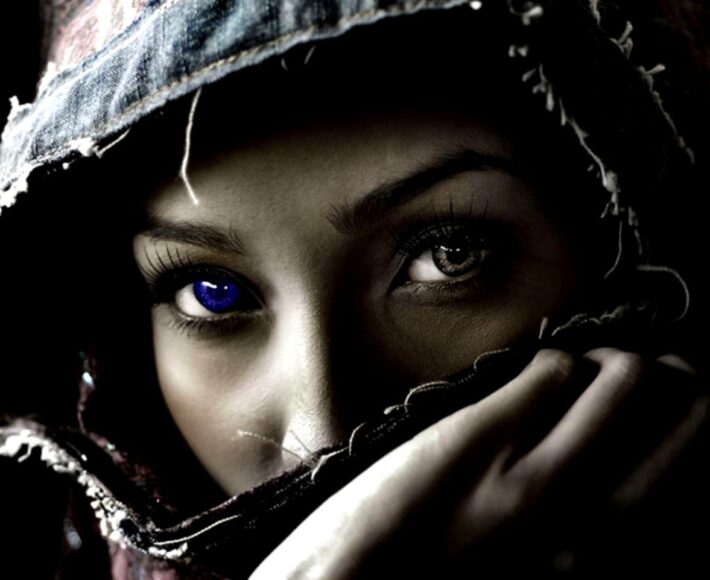 hình đôi mắt buồn khó quên