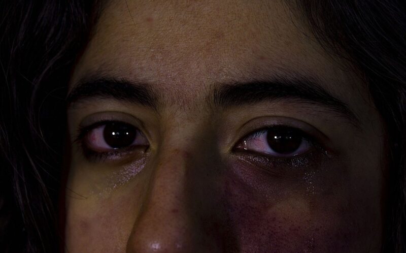 hình đôi mắt buồn khóc