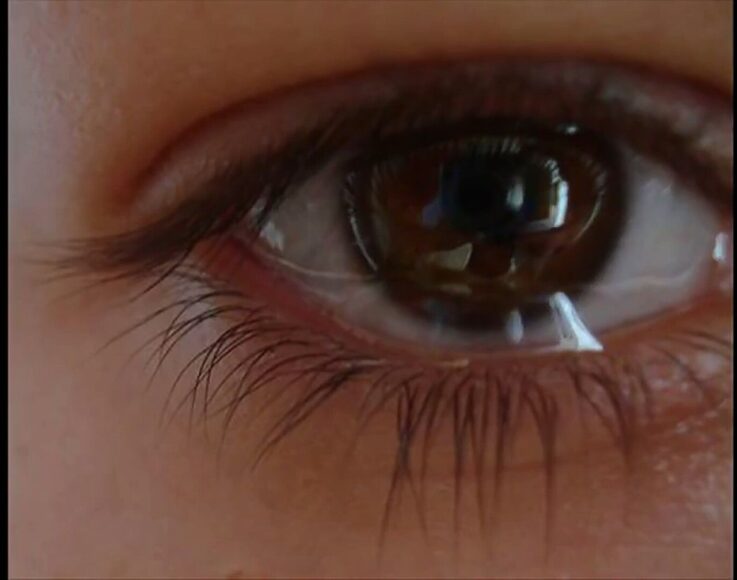 hình đôi mắt buồn ngấn nước