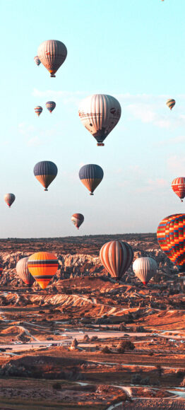 hình khinh khí cầu bay trên hoang mạc