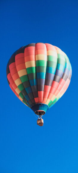 hình khinh khí cầu nền xanh