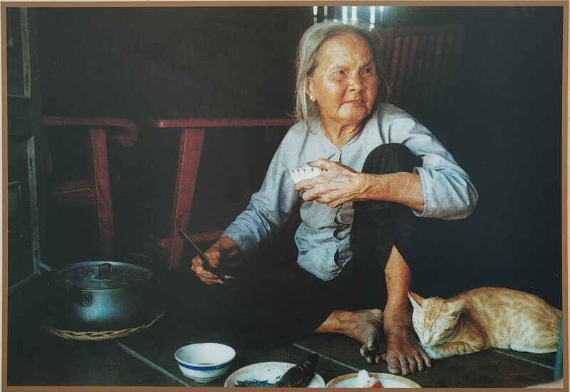 hình mẹ già ăn cơm