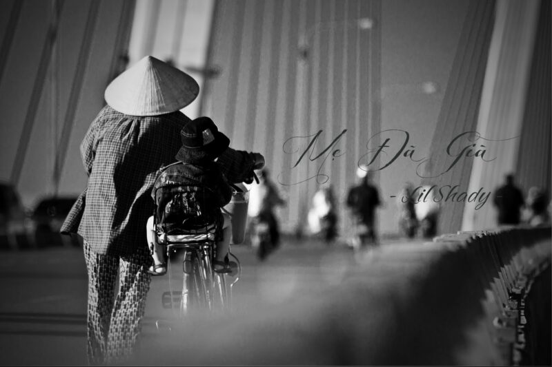 hình mẹ già dắt con đi