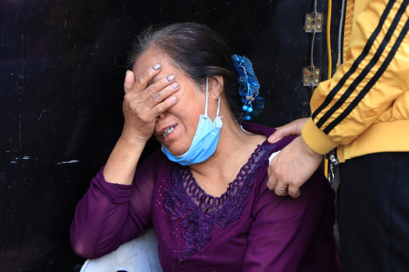 hình mẹ già đau lòng